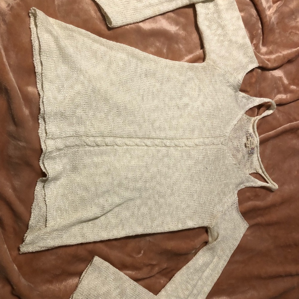 Light weight shoulder cut out sweater